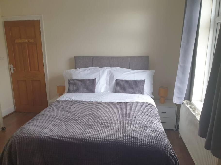 Flat C Gravesend 2 Bedroom Flat 2 Min Walk To Station & Town Centre מראה חיצוני תמונה