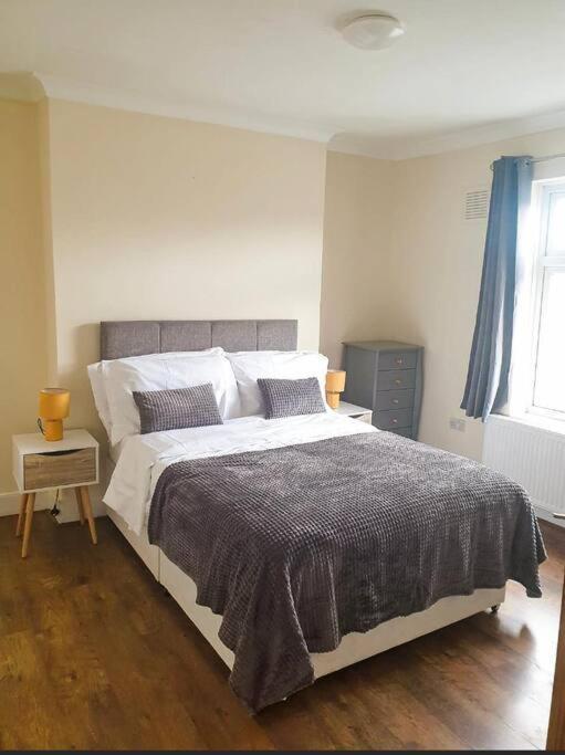 Flat C Gravesend 2 Bedroom Flat 2 Min Walk To Station & Town Centre מראה חיצוני תמונה