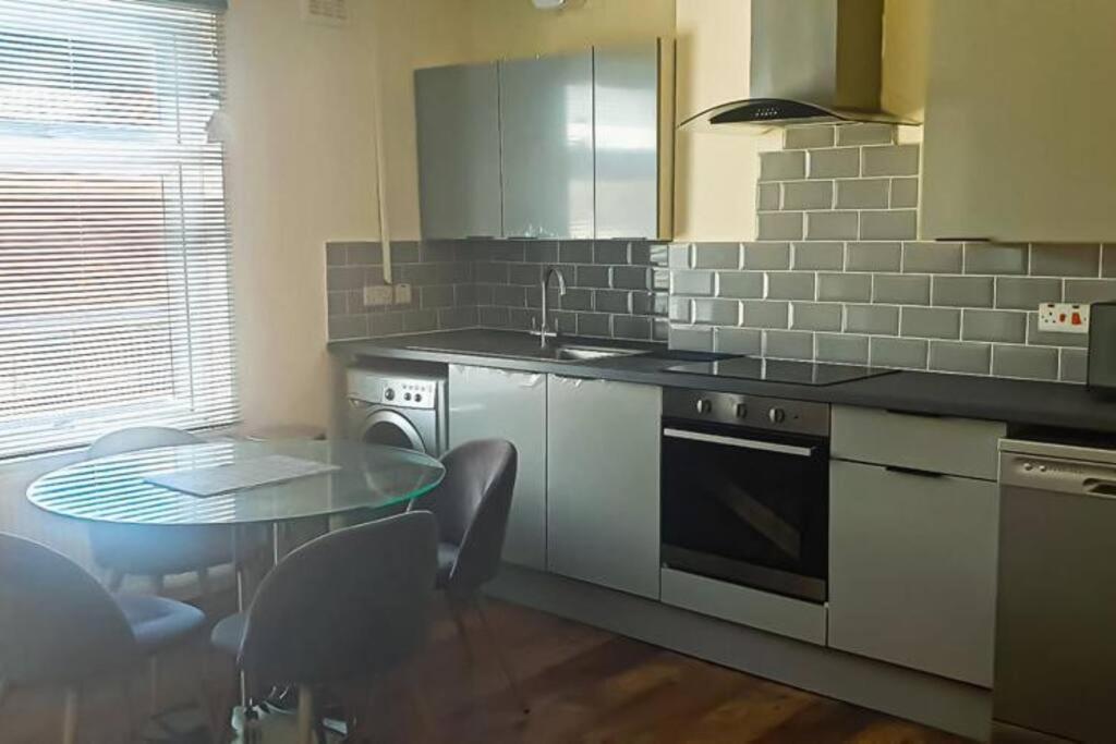 Flat C Gravesend 2 Bedroom Flat 2 Min Walk To Station & Town Centre מראה חיצוני תמונה